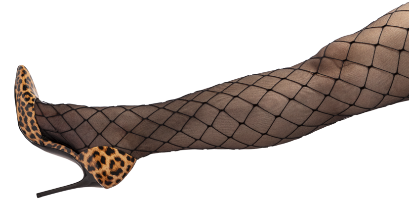 Bein in Netzstrümpfen mit Leoparden-Pumps